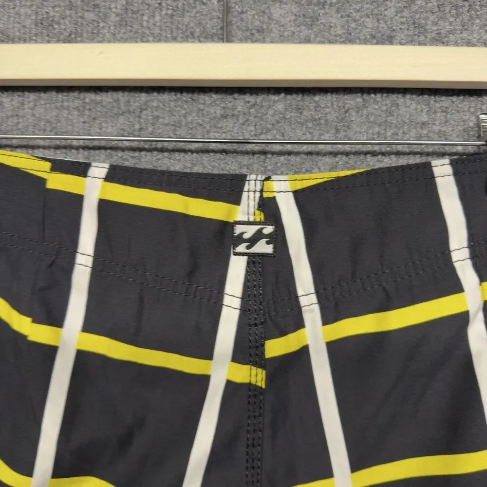 Billabong Swim Shorts Mens 34 Black Plaid Board Trunks Quick Dry Surf Cargo Y2K
